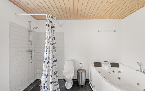 Trena - 1.2Km to the Fjord: Flooring, Plumbing Fixture, Interior Design, Floor, Wood, Ceiling, Bathroom, Tap, Plumbing, Lighting
