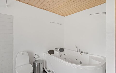 Trena - 1.2Km to the Fjord: Flooring, Interior Design, Wall, Plumbing Fixture, Floor, Ceiling, Wood, Bathroom, Bathtub, Lighting