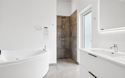 Gertraude - 800M from the Sea: Flooring, Wall, Plumbing Fixture, Bathroom, Floor, Interior Design, Ceiling, Plumbing, Tap, Bathtub