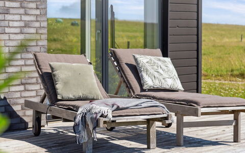 Bæver - 200M from the Sea: Wood, Home, Porch, Deck, Hardwood, Roof, Wood Stain, Wood Flooring, Eco Hotel
