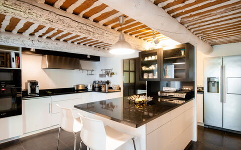 Villa Montagne: Countertop, Cabinetry, Property, Kitchen, Kitchen Stove, Kitchen Appliance, Wood, Interior Design, Lighting, Exhaust Hood