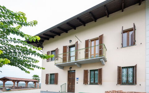 Zio-Nonno: Building, Property, Window, Shade, Sky, Urban Design, Residential Area, Facade, Plant