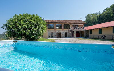 Somano 200: Water, Sky, Building, Swimming Pool, Plant, Azure, Tree, House, Leisure, Aqua