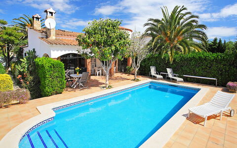 Falconera: Water, Cloud, Sky, Plant, Property, Building, Swimming Pool, Azure, Tree, Outdoor Furniture