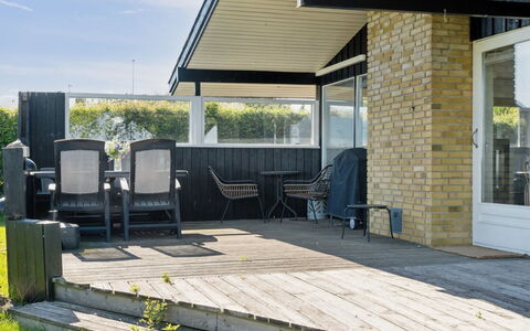 Titta - 10M to the Fjord: Blue, Shrub, Cottage, Groundcover, Garden, Estate, Shade, Landscaping, Farmhouse, Eco Hotel