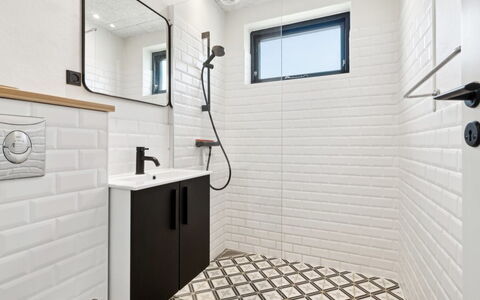 Yari - 50M from the Sea: Wall, Flooring, Interior Design, Floor, Plumbing Fixture, Tile, Room, Bathroom, Plumbing, Tap
