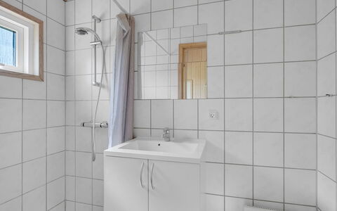 Alvina - 45M from the Sea: Wall, Flooring, Plumbing Fixture, Floor, Sink, Bathroom, Bathroom Sink, Interior Design, Tap, Plumbing