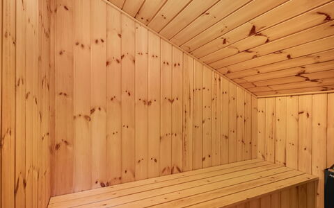 Vincent - 25M from the Sea: Flooring, Wall, Floor, Interior Design, Wood, Ceiling, Wood Flooring, Lighting, Furniture, Laminate Flooring