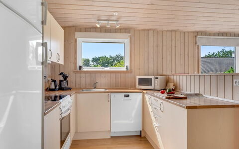 Vincent - 25M from the Sea: Flooring, Wall, Floor, Interior Design, Wood, Ceiling, Wood Flooring, Lighting, Furniture, Laminate Flooring