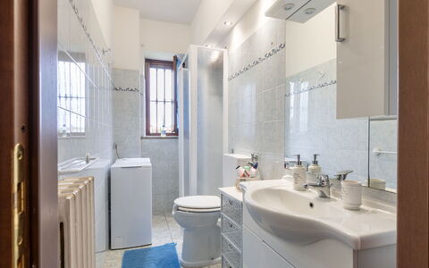 Tenuta Beatrice: Mirror, Tap, Plumbing Fixture, Sink, Property, Window, Bathroom Sink, Bathroom, Purple