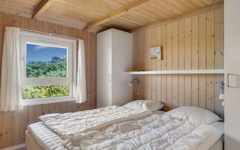 Udder - 250M from the Sea: Wood, Bedroom, Bed, Interior Design, Floor, Bedding, Home, Bed Sheet, Wood Stain, Hardwood