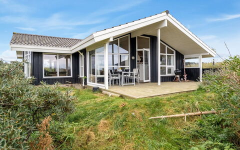 Udder - 250M from the Sea: Cottage, Estate