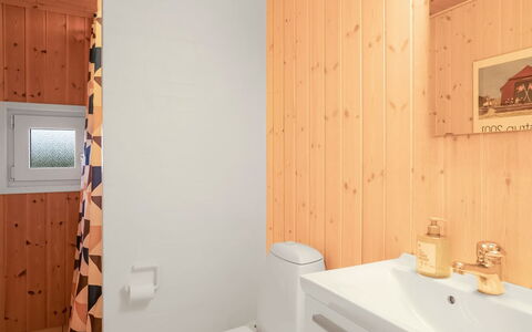 Udder - 250M from the Sea: Wall, Flooring, Wood, Interior Design, Plumbing Fixture, Floor, Bathroom Sink, Bathroom, Ceiling, Room