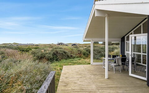 Udder - 250M from the Sea: Porch, Outdoor Structure, Steppe, Plank