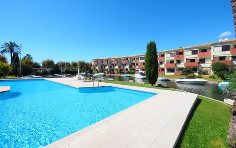 Port Sotavent: Water, Sky, Plant, Building, Blue, Swimming Pool, Tree, Grass, Condominium, Residential Area