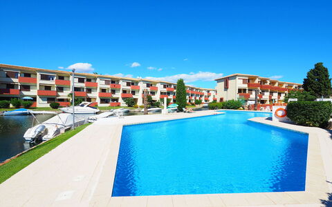 Port Sotavent: Water, Building, Sky, Daytime, Swimming Pool, Blue, Plant, Azure, House, Rectangle