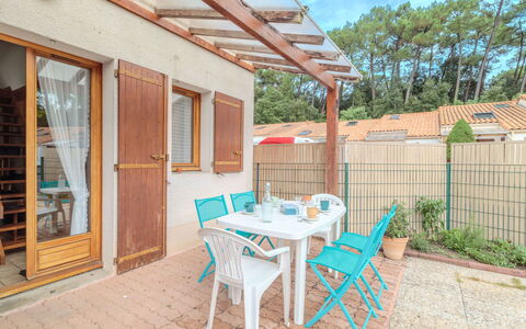 Les Maisons du Lac: Building, Table, Window, Sky, Wood, Plant, Chair, Architecture, Shade, Interior Design