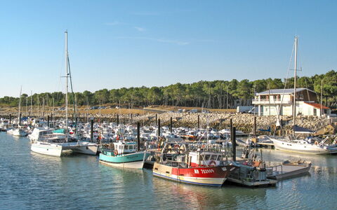 Les Maisons du Lac: Water, Body Of Water, Boat, Marina, Watercraft, Boats And Boating--Equipment And Supplies, Waterway, Coastal And Oceanic Landforms, Coast, Port