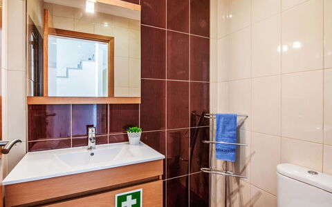 Vila Parra: Tap, Building, Plumbing Fixture, Mirror, Sink, Cabinetry, House, Window, Bathroom, Wood