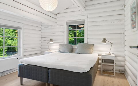 Sighfrith - 1.4Km from the Sea: Wood, Ceiling, Wood Flooring, Hardwood, Plank, Wood Stain, Linens, Bedroom, Bed, Bed Frame