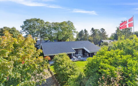 Sighfrith - 1.4Km from the Sea: House, Home, Residential Area, Roof, Cottage, Estate, Garden, Landscaping, Suburb, Shade