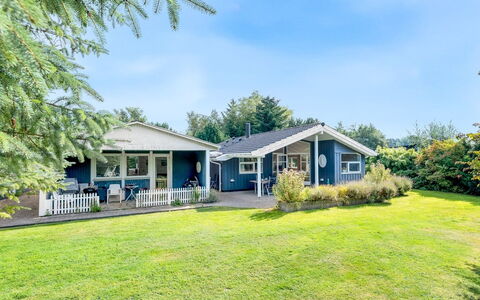Nashota - 600M from the Sea: Wood, Roof, Architecture, Home, House, Cottage, Siding, Hardwood, Slope, Estate