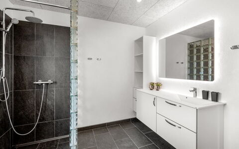 Amine - 300M to the Fjord: Wall, Flooring, Floor, Interior Design, Ceiling, Plumbing Fixture, Plumbing, Tile, Bathroom, Light Fixture