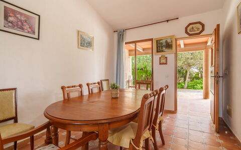 Ca Mon Pare: Table, Furniture, Property, Plant, Chair, Picture Frame, Wood, Floor, Wood Stain