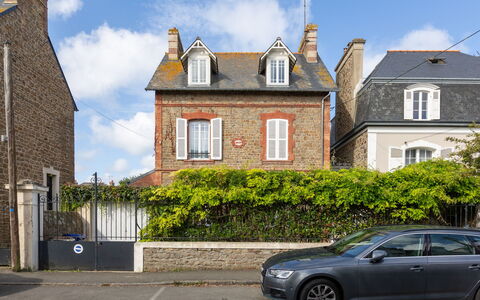 La Solaine: Cloud, Sky, Car, Wheel, Vehicle, Plant, Building, Window
