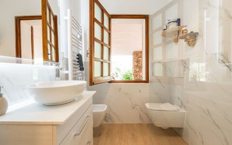 Atzeni: Mirror, Bathtub, Plumbing Fixture, Property, Tap, Sink, Bathroom, Bathroom Cabinet, Interior Design, Wood