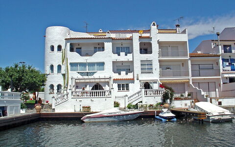 Empuriabrava 218: Sky, Property, Waterway, Water, Water Transportation, Town, Home, Architecture, Marina, House