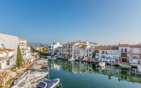 Empuriabrava 218: Water, Sky, Building, Property, Boat, Azure, Window, Watercraft, House, Urban Design