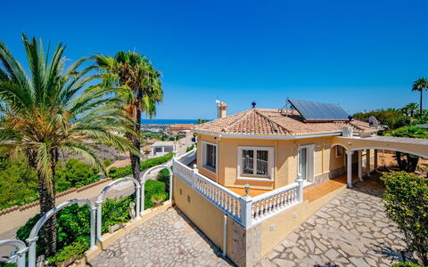 Marques: Sky, Plant, Building, Tree, Window, Arecales, House, Leisure, Residential Area, Wood