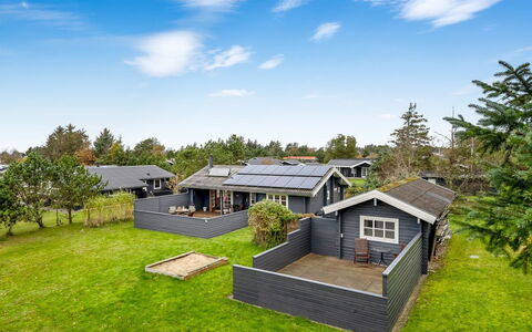 Tammo - 1.1Km from the Sea: Wood, Flooring, Wood Stain, Cabinetry, Countertop, Kitchen, Plumbing Fixture, Hardwood, Natural Material, Sink