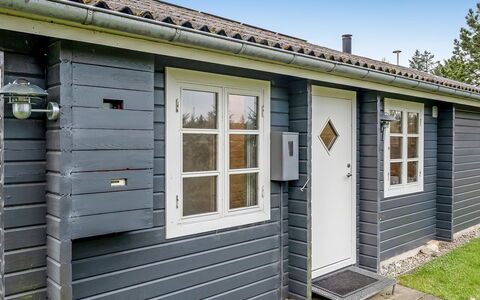 Tammo - 1.1Km from the Sea: Wood, Flooring, Wood Stain, Cabinetry, Countertop, Kitchen, Plumbing Fixture, Hardwood, Natural Material, Sink