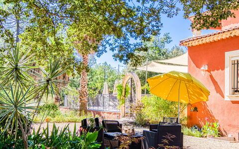 La Bonne Nouvelle: Plant, Building, Shade, Window, Tree, Sky, Leisure, Residential Area, Public Space, Landscape