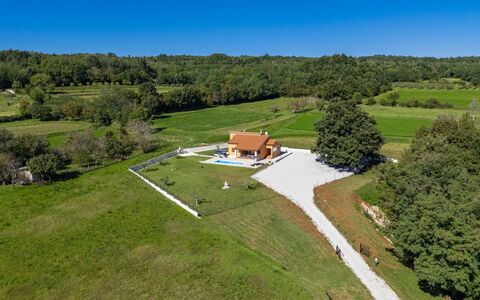 Tina: Plain, Landscape, Cottage, Land Lot, House, Home, Rural Area, Estate, Farmhouse, Meadow