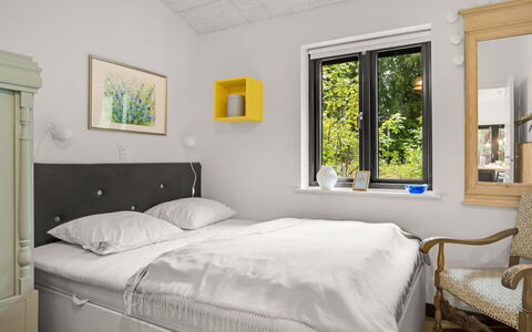 Duco - 780M from the Sea: Bed, Furniture, Bedroom, Interior Design, Wall, Bedding, Bed Sheet, Ceiling, Wood, Room