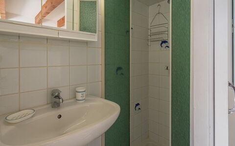 Nauzan: Sink, Tap, Plumbing Fixture, Mirror, Property, Bathroom Sink, Bathroom, Purple, Building