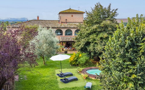 Podere Palazzetto: Plant, Property, Sky, Building, Architecture, Tree, Land Lot, Shrub, Landscape, Grass