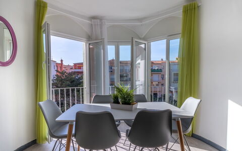Empuriabrava 476: Room, Property, Interior Design, Furniture, Building, Dining Room, House, Real Estate, Yellow, Table