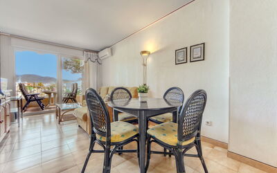 Gran Reserva 476.36: Furniture, Table, Property, Chair, Building, Wood, Interior Design, Floor, Flooring, Living Room