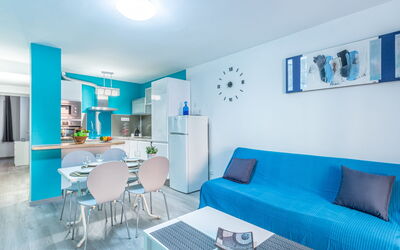 Gran Reserva 476.31: Furniture, Table, Blue, Couch, Azure, Living Room, Picture Frame, Lighting, Interior Design, Studio Couch