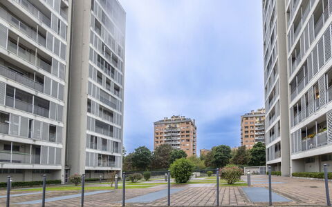 Giulia Apartment: Building, Sky, Cloud, Daytime, Property, Plant, Window, Urban Design, Neighbourhood, Tower Block