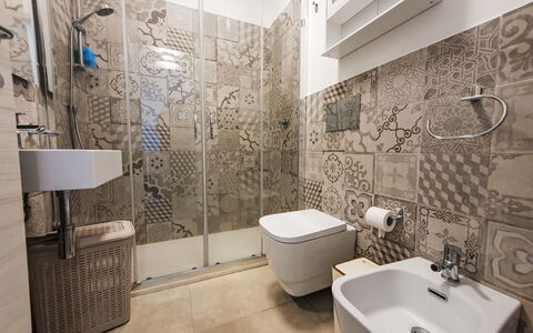 Sogno di Emanuel: Plumbing Fixture, Tap, Bathroom, Sink, Black, Bathroom Sink, Interior Design, Lighting, Architecture, Toilet