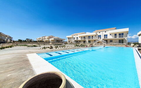 Sogno di Emanuel: Water, Sky, Property, Plant, Blue, Azure, Building, Swimming Pool, Rectangle, House