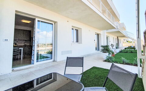 Sogno di Emanuel: Property, Plant, Building, Window, Houseplant, Shade, Architecture, Urban Design, Condominium, Flooring