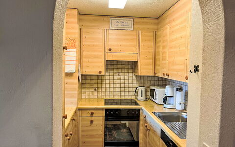 Savognin 140: Building, Cabinetry, Countertop, Sink, Wood, House, Kitchen Appliance, Kitchen, Chair