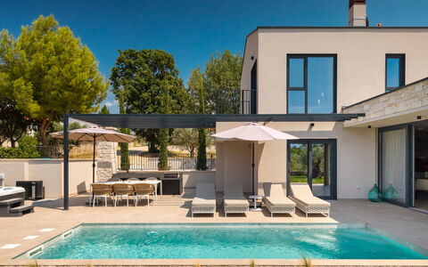 Tia 1: Water, Plant, Sky, Property, Building, Window, Swimming Pool, Azure, Shade, Tree