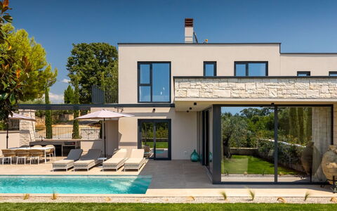 Tia 1: Sky, Plant, Building, Water, Property, Window, Shade, Tree, Swimming Pool, Door
